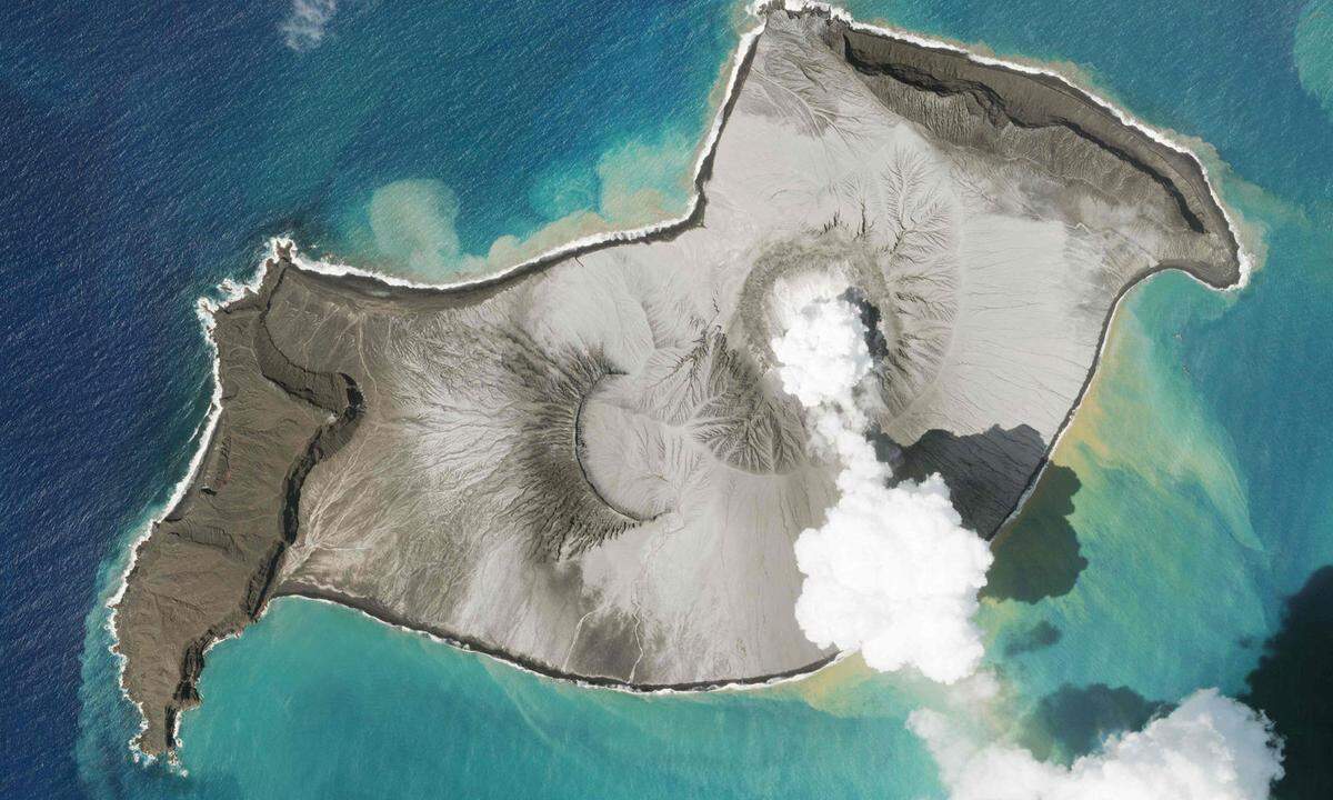 Das Unternehmen Maxar Technologies veröffentlichte unterdessen Satellitenaufnahmen des Vulkans. Hier ein Bild wenige Tage vor der großen Eruption.  