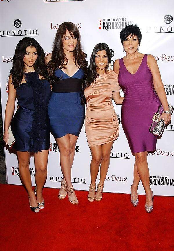 2007 startete die Reality-TV-Serie "Keeping Up With the Kardashians", die den Alltag, die Urlaube, die vielen Hochzeiten, gar die Geburten in der Familie zeigte: Aus dem trashig-luxuriösen Leben und bewusst dümmlichen Benehmen der Kardashian-Jenners wurde ein kulturelles Phänomen, das die Familie geschickt unternehmerisch zu nutzen weiß, sei es mit Bildrechten, eigenen Unternehmen, Kooperationen, weiteren Fernsehsendungen.