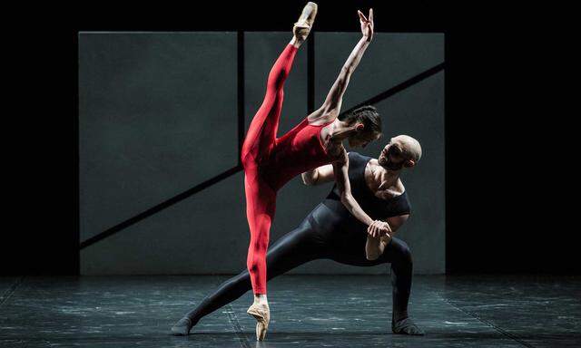 Auch hier ein Spiel mit Licht und Schatten: In William Forsythes Choreografie „Steptext“ verschwinden die Tänzer der Compagnie CCN – Ballet de Lorraine immer wieder in der Finsternis.