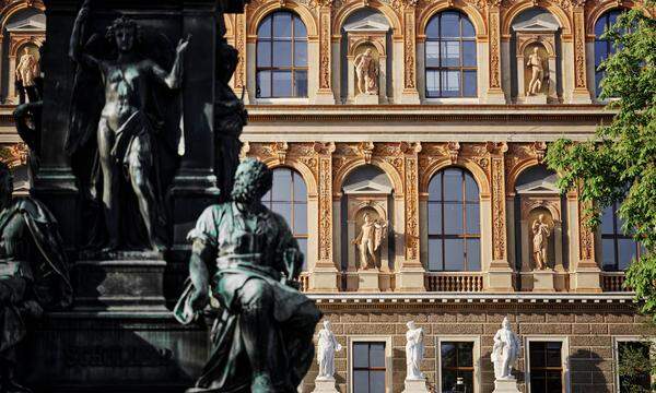 Die Akademie der bildenden Künste ist mit ihren Kunstsammlungen, Ateliers, Bibliothek und Universitätsarchiv wieder am Schillerplatz eingezogen.