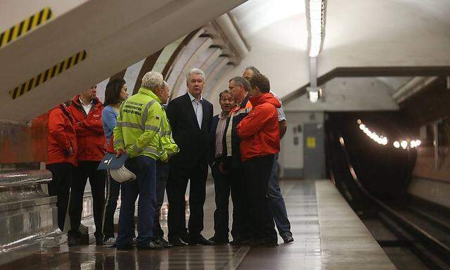 Der Moskauer Bürgermeiters Sergej Sobjanin versucht nach dem U-Bahn-Unglück mit 22 Toten das Vertrauen in die Metro wiederherzustellen.