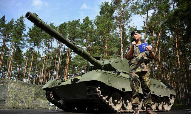 Europa rüstet auf. Im Bild: Andreas Marlow, Generalleutnant der deutschen Bundeswehr, vor einem Leopardpanzer.