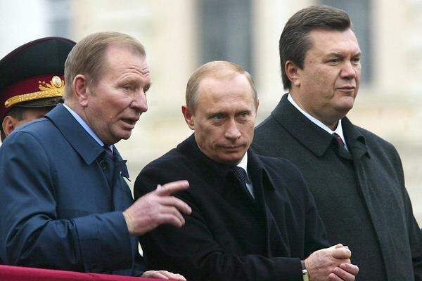 Der moskautreue Viktor Janukowitsch (rechts im Bild, neben Russlands Präsidenten Wladimir Putin und dem scheidenden ukrainischen Staatschef Leonid Kutschma), wird zum Sieger der Präsidentenwahl ausgerufen. Juschtschenko und seine Anhänger wollen das Ergebnis wegen angeblicher massiver Fälschungen nicht anerkennen.