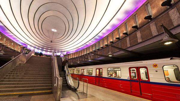 2005 wurde die Station Wilsona der Warschauer U-Bahn eröffnet, gestaltet wurde sie vom Büro AMC, Andrzej M.  Chołdzyński. Und da es inzwischen für fast alles einen internationalen Verband gibt, der auch Preise austeilt: Diese Station wurde 2008 von der internationalen Metrorail Convention ausgezeichnet.