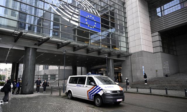 Ein Mitarbeiter im Europäischen Parlament soll eine wesentliche Rolle bei den Tätigkeiten des russischen Propagandanetzwerkes „Voice of Europe“ gespielt haben. Die Polizei in Straßburg und Brüssel ermittelt.