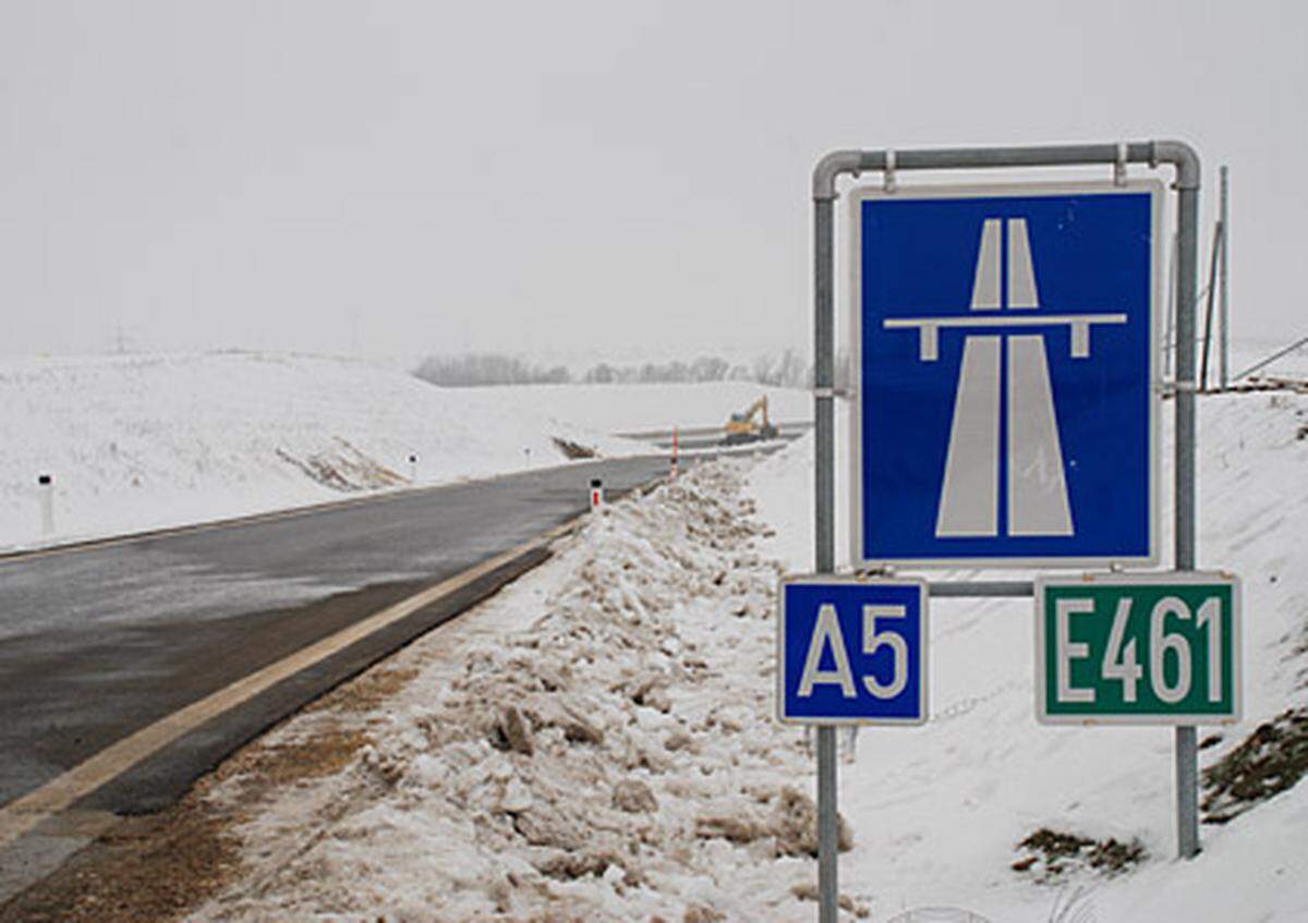 Die A5 war ursprünglich bereits im Jahr 1971 ins Österreichische Bundesstraßengesetz aufgenommen worden, am 1. Februar eröffnet nun der erste Abschnitt der neuen Nordautobahn von Wien Richtung Tschechien.