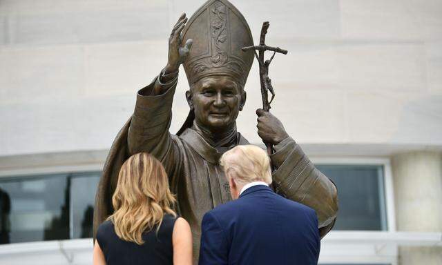 Gemeinsam mit mit seiner Frau Melania legte Trump am Denkmal für Johannes Paul II. einen Kranz nieder.