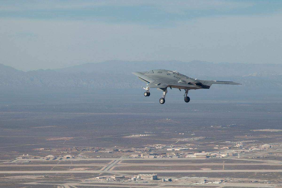 Die X-47B ist die erste bewaffnete Stealth-Drohne der USA. Das Ziel des "Unmanned Combat Air System Demonstrator"-Programms (Ucas-D) ist die Entwicklung einer Drohne von der Größe eines bemannten Kampfjets, die Starts und Landungen auf einem Flugzeugträger absolvieren sowie in der Luft betankt werden kann.