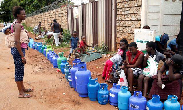 Die Einwohner von Harare, der Hauptstadt Simbabwes, müssen sich in langen Schlangen um Gas anstellen. 