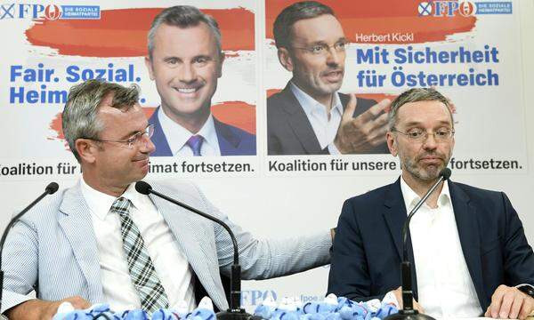 Die FPÖ buhlt auf ihren Plakaten dennoch um die Gunst der ÖVP: "Koalition für unsere Heimat fortsetzen", lautet der gemeinsame Slogan unter den ersten Sujets. Dem Porträt von Parteichef Norbert Hofer werden darauf die Worte "Fair. Sozial. Heimattreu" zur Seite gestellt, "Mit Sicherheit für Österreich" jenem von Ex-Inneminister Herbert Kickl.