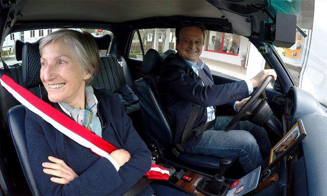 Irmgard Griss und ihr Chauffeur Hanno Settele.