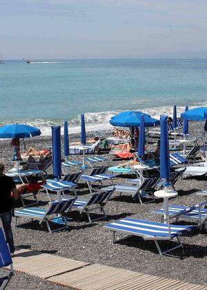 Foto IPP/Alfonso Cannavacciuolo Genova 24/05/2020 Emergenza Coronavirus Fase 2 nella foto: bagnanti in spiaggia corso it