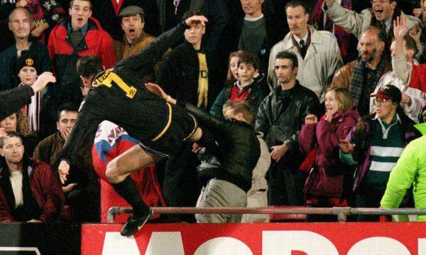 1 Natürlich: Eric Cantona. Die Mutter aller Kung-Fu-Tritte. 1995 attackierte er zuerst einen Gegenspieler, dann hob der Manchester-Star gegen einen Fan von Crystal Palace ab.
