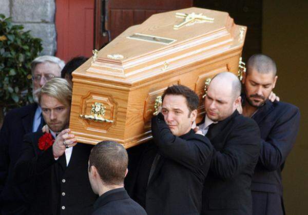 Boyzone-Mitglieder tragen den Sarg ihres verstorbenen Kollegen am 17. Oktober aus der St. Laurence O'Toole Kirche in Dublin.