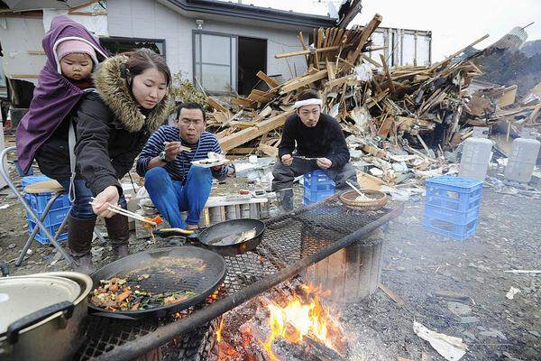 Die Strahlung steht für die Menschen an den Küsten der Provinzen Miyagi und Iwate jedoch nicht im Mittelpunkt. "Die Leute haben schlichtweg keine Zeit und keinen Nerv, jetzt permanent die Nachrichten zu verfolgen. Sie sind ständig damit beschäftigt, sich warmzuhalten, genügend zu essen zu haben, sicher zu sein und Lebensmittel zu bekommen", erzählt dpa-Korrespondent Lars Nicolaysen am Telefon. "Das tägliche Überleben steht im Vordergrund."