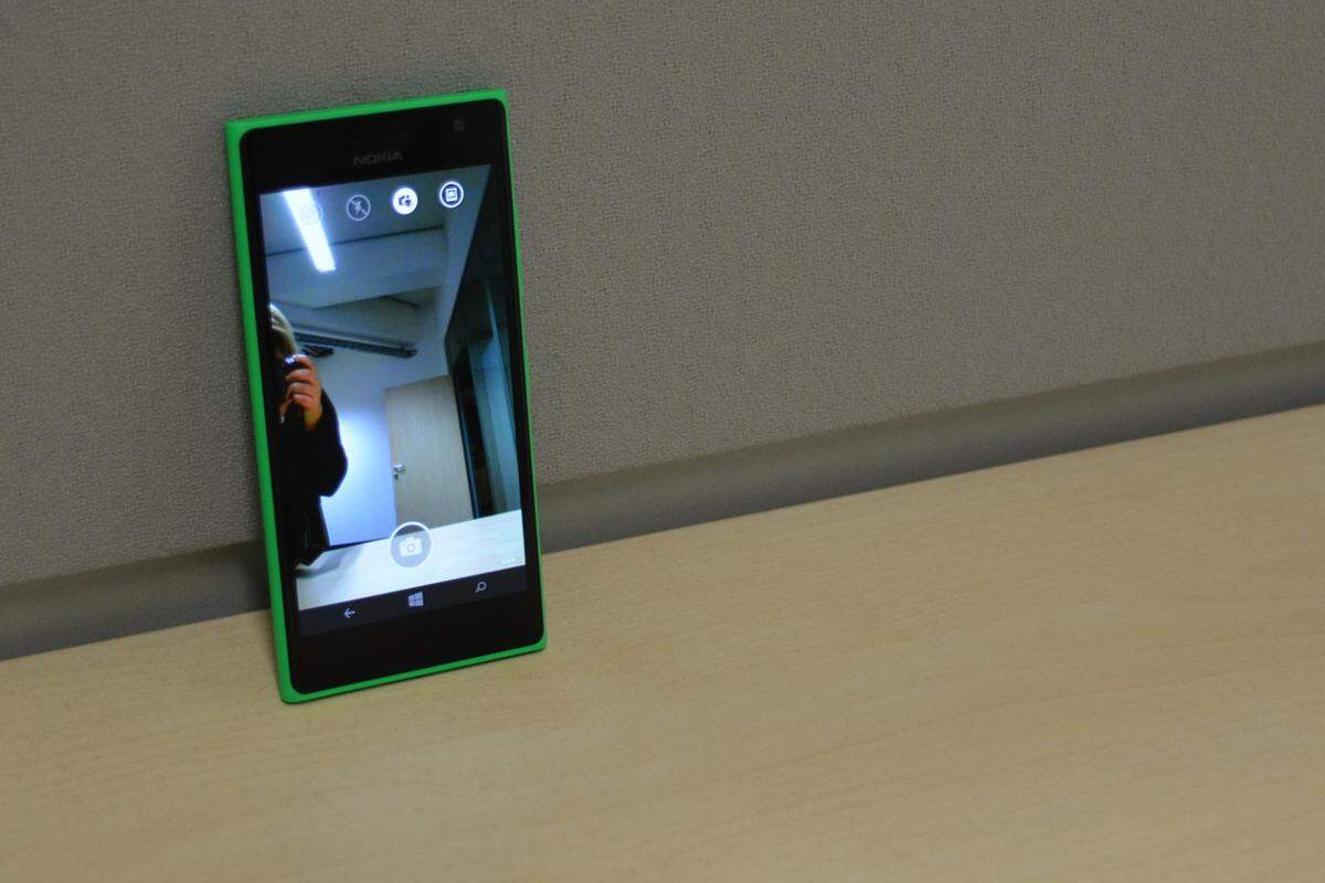 Das Lumia 735 wird gerne auch als Selfie-Smartphone bezeichnet. Und die Frontkamera mit fünf Megapixel liefert auch ganz manierliche Bilder. Der hohe Weitwinkel bietet auch die Möglichkeit Fotos mit sich und mehreren Personen aufzunehmen. Für diese Bilder bietet das Smartphone zudem auch noch eine eigene App: "Lumia Selfie". Mit besonderen Funktionen kann diese aber nicht auftrumpfen und nimmt daher eigentlich nur unnötig Speicher in Anspruch.