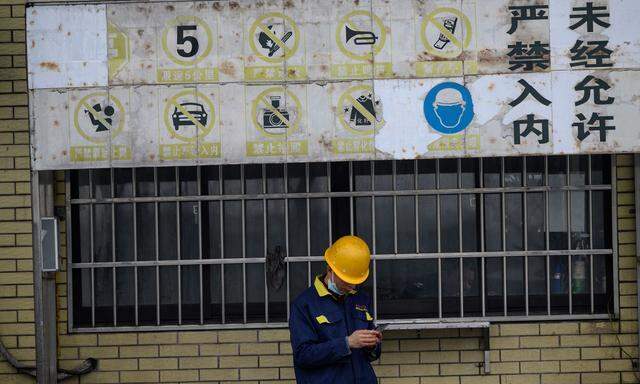 Ein Arbeiter macht Pause: In China beginnt eine langsame Rückkehr zur Normalität.