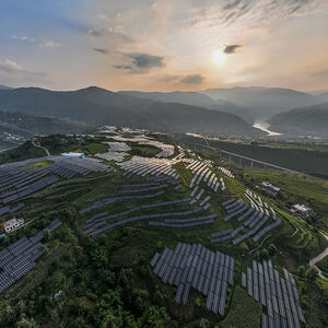 China baut ganze Berge mit Solarpaneelen zu, um die Stromproduktion sauberer zu machen. Im Bild eine Anlage auf den Pfeffer-Feldern in Bijie.