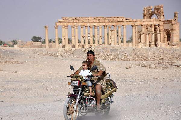 Die Angst ist groß, dass es Palmyra so ergeht wie Bamiyan in Afghanistan oder Ninive und Hatra im Irak: Dass nämlich islamische Extremisten, die in den Bauwerken und Statuen un-islamischen Götzendienst sehen, sie in ihrem religiösen Furor zerstören. Der Tempel von Baal Shamin soll gesprengt worden sein.