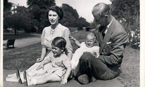 Ein Familienporträt aus 1952 zeigt die Queen in ihrem Krönungsjahr neben Ehemann Prinz Philip und ihren Kindern Prinz Charles und der kleinen Prinzessin Anne. Vielleicht darf man sich bald über Ähnlichkeiten zur Großtante freuen?