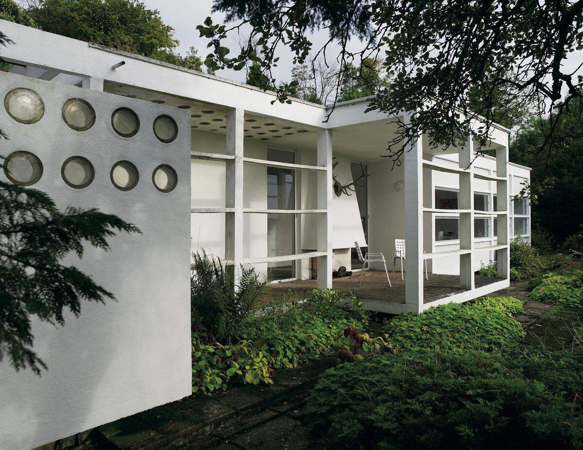 Architekt Berthold Lubetkin war beim Bau 1935 fest davon überzeugt, dass moderne Häuser das Wohlbefinden fördern sowie die Gesundheit und den sozialen Zusammenhalt verbessern können. Ganz in der Nähe von Bungalow A baute Lubetkin den sogenannten Bungalow B oder Holy Fridle.