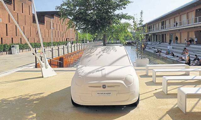 Eine Skulptur? Nein, der Beitrag von Fiat zum Thema der EXPO: Aus einem Betonauto wächst ein Baum.