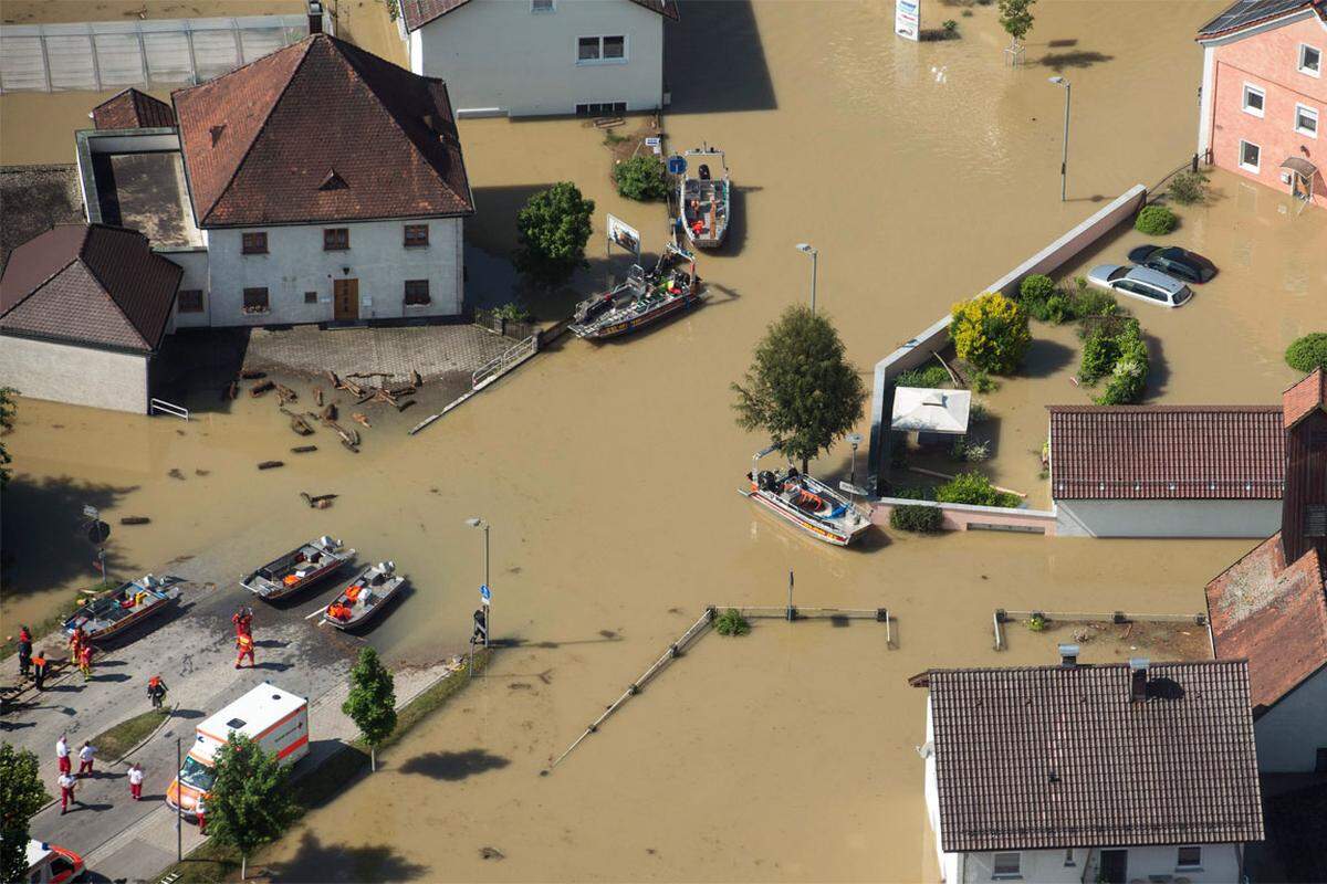 In kleineren Orten spielten sich teils dramatische Szenen ab, da einige Bewohner die Dörfer nicht verlassen wollten, wie Robert Wondry, Sprecher der Wasserwacht, schilderte. Das Rote Kreuz setzte Boote ein, um die Menschen aus dem Hochwassergebiet zu holen.