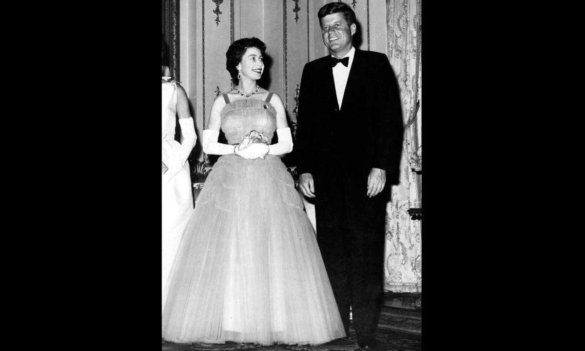 Der Abend sei trotzdem "sehr angenehm" gewesen, notierte der damalige britische Premierminister Harold Macmillan laut "Vanity Fair". Mit diesem Kleid versuchte Elizabeth II. damals mit der Modeikone Jackie Kennedy zu konkurrieren.
