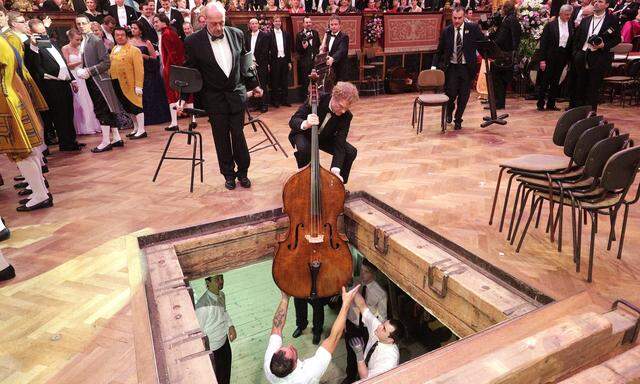 In Wien haben Instrumente kurze Wege: eine Bassgeige beim heurigen Ball der Wiener Philharmoniker.  