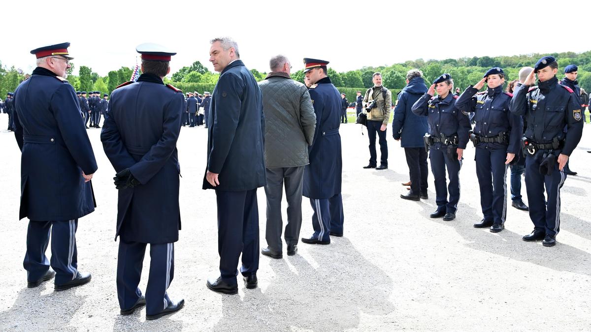 Kanzler Karl Nehammer bei der Ausmusterung und Angelobung Wiener Polizisten vor dem Schloss Schönbrunn am Donnerstag dieser Woche. 