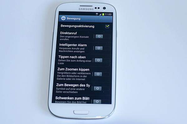 Samsung hat sich einige Funktionen einfallen lassen, die durch die Bewegung des Geräts ausgelöst werden. Einige davon sind weniger brauchbar, andere hingegen sehr praktisch. Zum Beispiel können Telefonate begonnen werden, indem das S3 einfach ans Ohr geführt wird. Das funktioniert auch während des SMS-Schreibens.