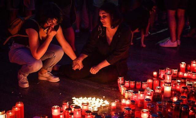 Tausende Rumänen haben vor dem Innenministerium in Bukarest am Wochenende eines ermordeten Mädchens gedacht.