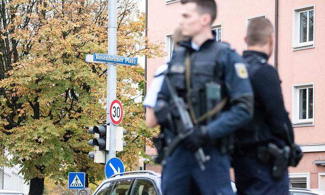 Die Polizei suchte nach einer Messerattacke nach dem Täter in München.