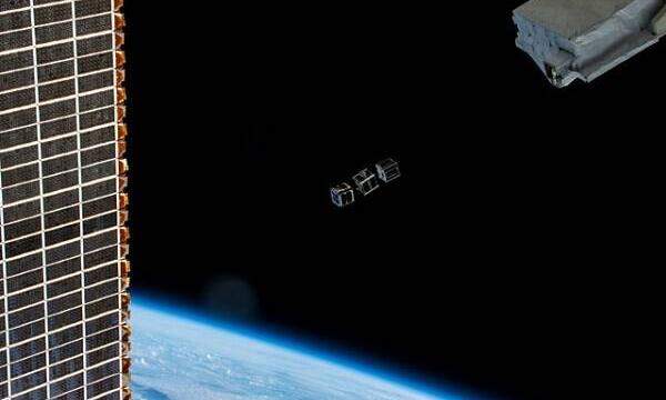  Blick aus der ISS auf einen Satellit.