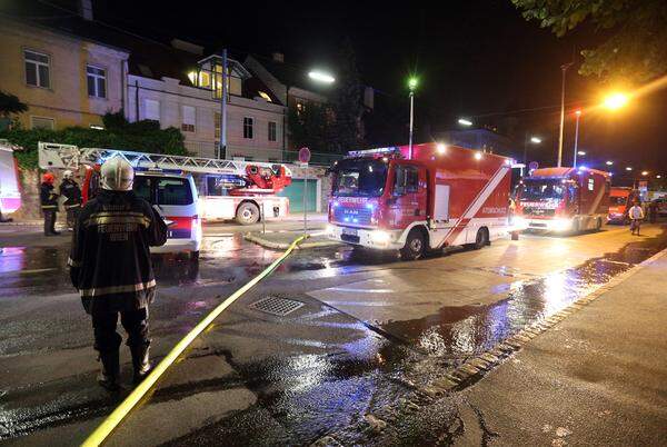 Der sogenannte "Heustadl" stand in Vollbrand. Gegen 23.20 Uhr gab die Feuerwehr "bis auf einige wenige Glutnester Brand aus".