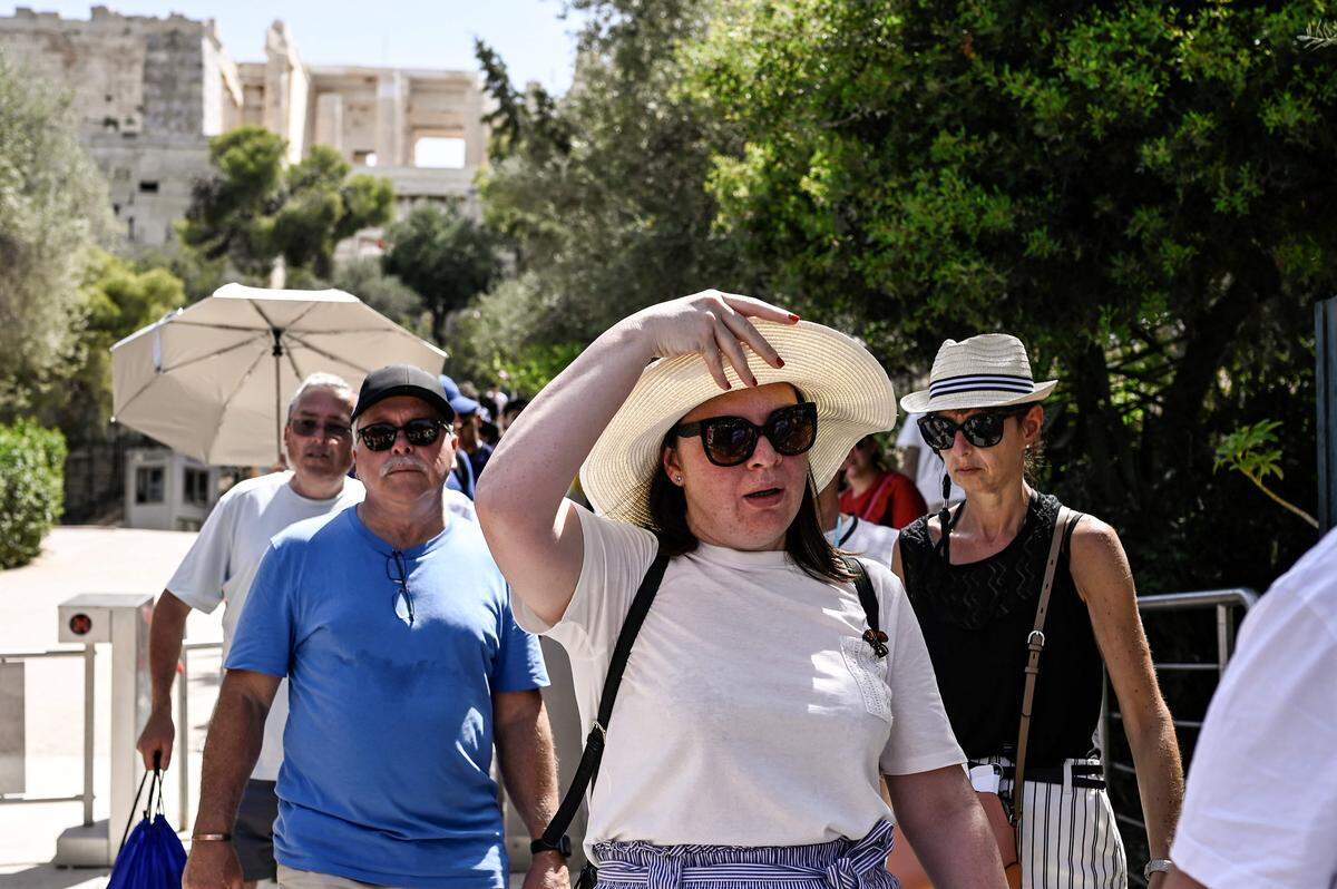 Das Kulturministerium appellierte an Verwalter archäologischer Sehenswürdigkeiten, die Besuchermagneten zwischenzeitlich für mehrere Stunden zu schließen. Am Foto: Menschen vor der Akropolis

