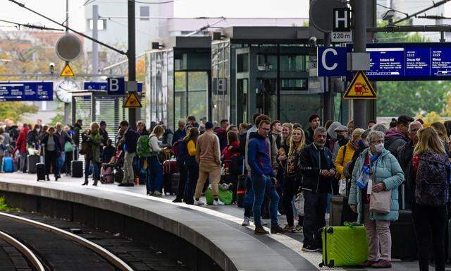 Menschen in Berlin warten auf ihren Anschluss.