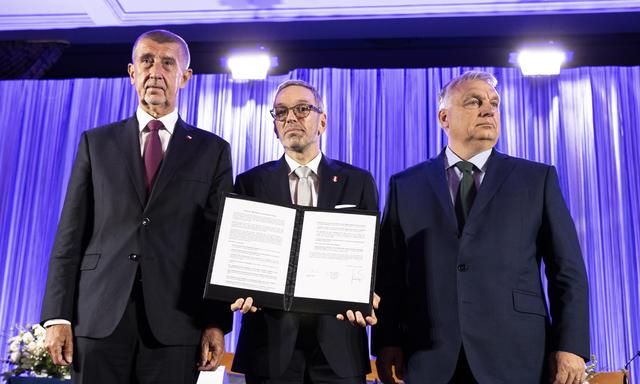 ANO-Vorsitzender Babiš, FPÖ-Chef Kickl und Ungarns Premier, Orbán, bei der Vorstellung ihres „Patriotischen Manifests“. 