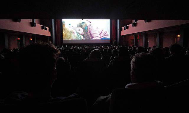 Voller Kinosaal bei der Vorstellung von Mystere, Franz�sische Filmtage T�bingen 2022 *** Full cinema hall at the screeni