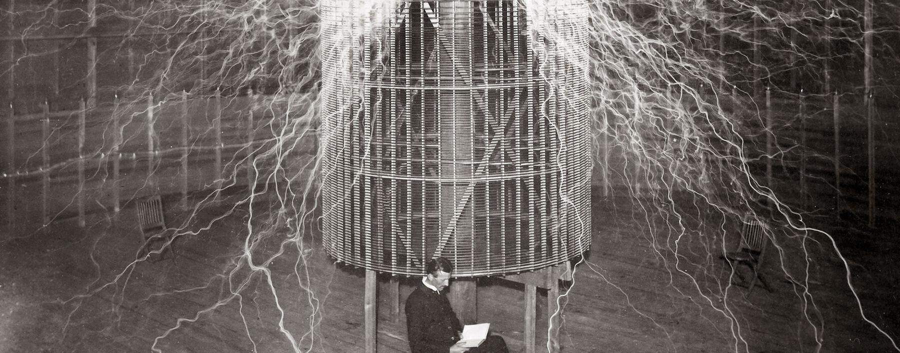Der elektrische Strom war sein Lebensthema: NikolaTesla. Hier 1899 in seinem Labor in Colorado Springs. 