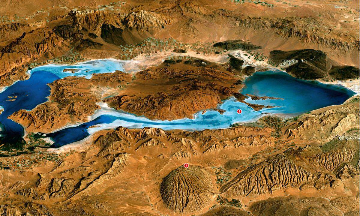 Das Zagrosgebirge ist das größte und höchste Gebirge des Iran. In weiten Teilen des Landes im Nahen Osten erstrecken sich Wüsten auf bis zu 1500 Metern Höhe, die oft von über 400 Meter hohen Gebirgsketten gesäumt werden. Im Bild zu sehen sind zwei Salzseen, die 100 Kilometer östlich der Millionenstadt Shiraz liegen.