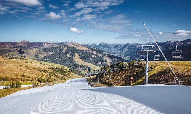 Ski fahren im T-Shirt: Mitte Oktober eröffnete man in Kitzbühel die erste Piste am Resterkogel, zwei Wochen später eine weitere am Hahnenkamm.