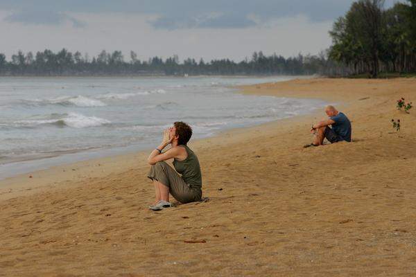 Kurz nach 3 Uhr MEZ treffen erste Meldungen ein, wonach die indonesische Insel Sumatra von einem Erdbeben erschüttert wurde. Eineinhalb Stunden später ist von neun Toten durch eine Flutwelle die Rede. Gegen Mittag werden mehr als 3000 Tote gemeldet, die Hälfte davon aus Sri Lanka. Weitere betroffene Länder: Thailand, Indien. Im Außenministerium in Wien wird eine Hotline für besorgte Angehörige von Urlaubern eingerichtet. Konsul Edwin Ferner begibt sich von Bangkok auf die schwer betroffene thailändische Ferieninsel Phuket.