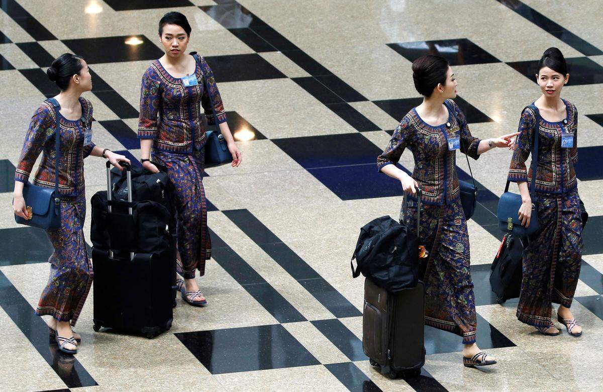  Singapore Airlines heben sich mit einem traditionellen Outfit ab. Diese Uniform, die sogenannte Sarong kebaya, wurde von dem französische Designer Pierre Balmain entworfen.