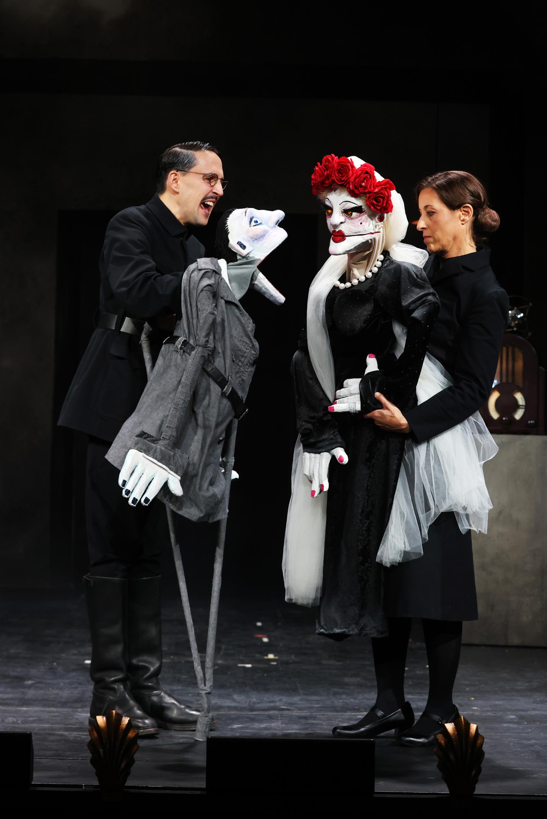 V dunajskem gledališču Josefstadt uprizorili grotesko o zadnjih dneh Adolfa Hitlerja