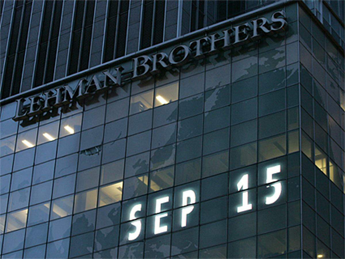 Die Pleite der US-Bank Lehman Brothers am 15. September 2008 war die größte Pleite eines Unternehmens, das die Welt je gesehen hat - zehnmal größer als die des US-Energieriesen Enron im Jahr 2001.Die Folge war der Absturz der Aktienmärkte. Weltweit brachte der drohende Run auf die Banken das globale Finanzsystem an den Rande des Kollaps.Doch was war passiert?
