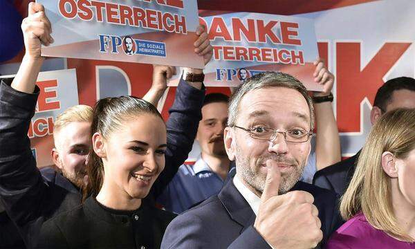 Generalsekretär Herbert Kickl hatte sich zuvor schon im Medienzentrum der FPÖ kurz feiern lassen. Doch obwohl das Ergebnis ein sehr gutes ist, blieb Kickl vorsichtig und ruhig. Vielleicht noch dem Wahlkampf geschuldet, bei dem Kickl auf dumpfer Sprüche verzichtete und auf gemäßigte Rhetorik und sogar Humor setzte.