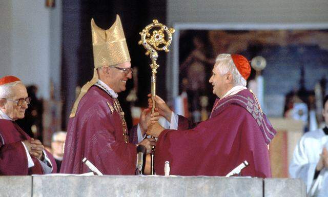 Archivbild vom 1. Jänner 1982. Friedrich Wetter übernahm die Diözese  München und Freising vom damaligen Kardinal Joseph Ratzinger.