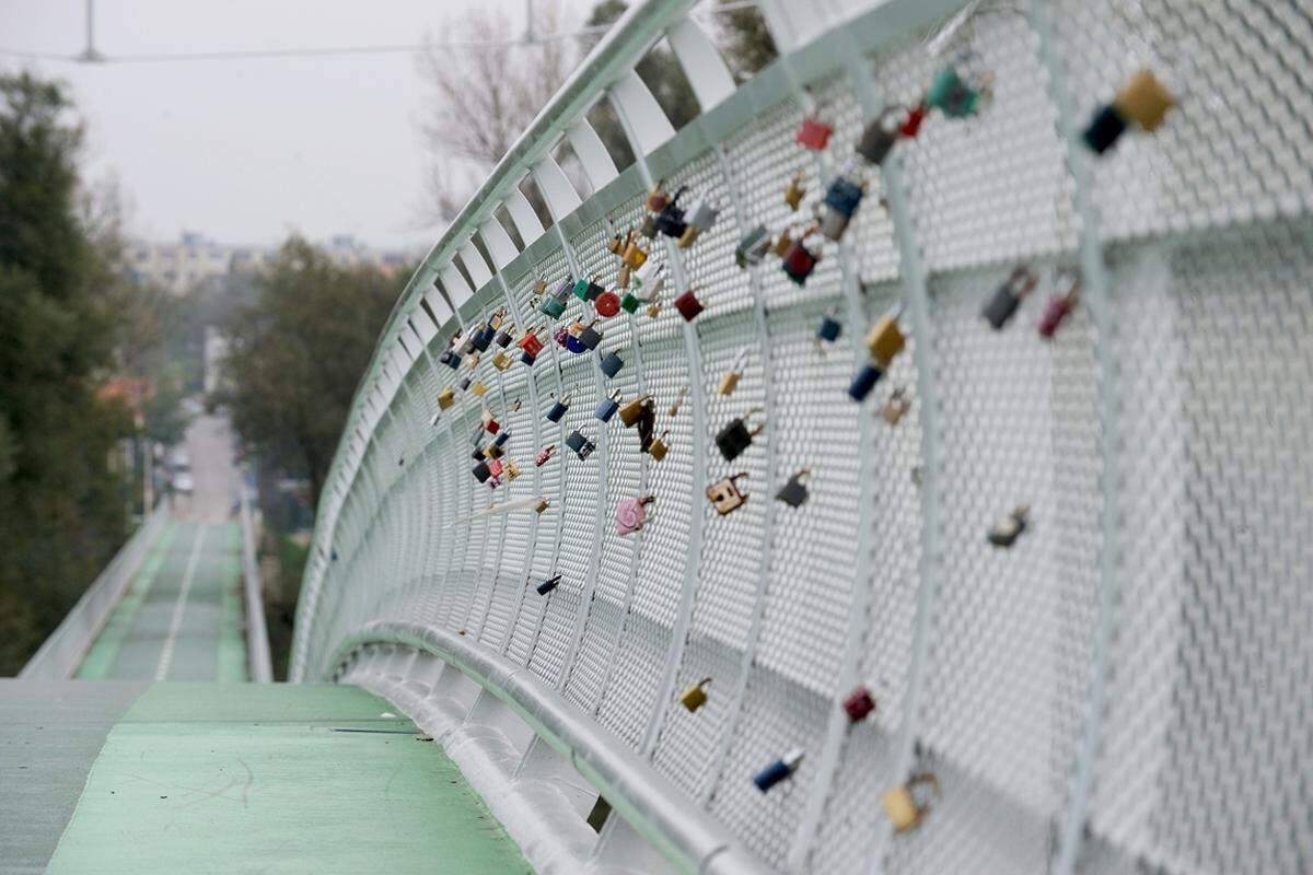 132 Jahre lang konnte man die March zwischen Schlosshof und Devinska Novà Ves nicht überqueren. 2012 wurde die Brücke eröffnet, nur ein schwarzer schmaler Streifen, diesseits ein Ö, jenseits ein S, blieb von der Grenze. Davor hängen Dutzende Schlösser am Brückengeländer.