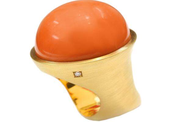Ring, Gelbgold mit Koralle und Diamanten, 3600 Euro (Spiegelg. 5, 1010).
